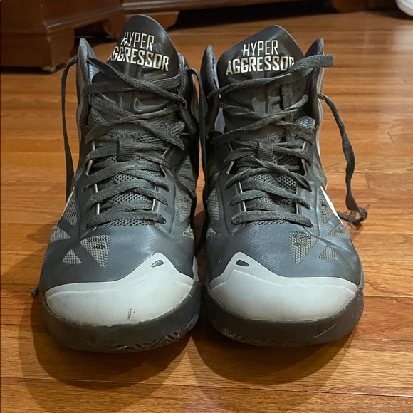 Nike Men's Gray/White Hyper Aggressor Air Max size 10 Athletic Shoes - Picture 3 of 8